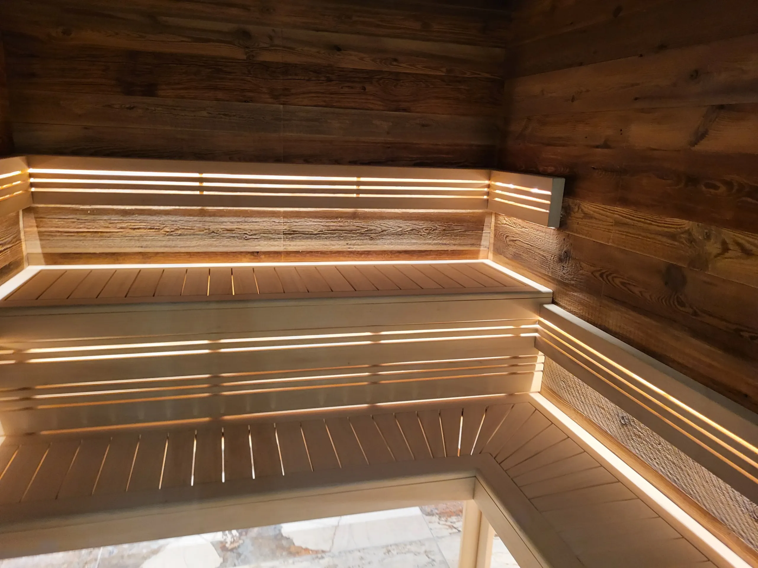 Intérieur de sauna en bois avec éclairage LED.