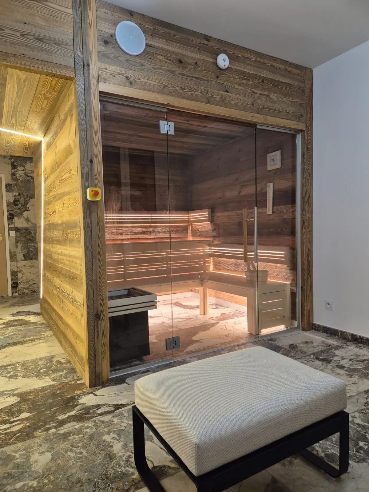 Cabine de sauna moderne en bois.