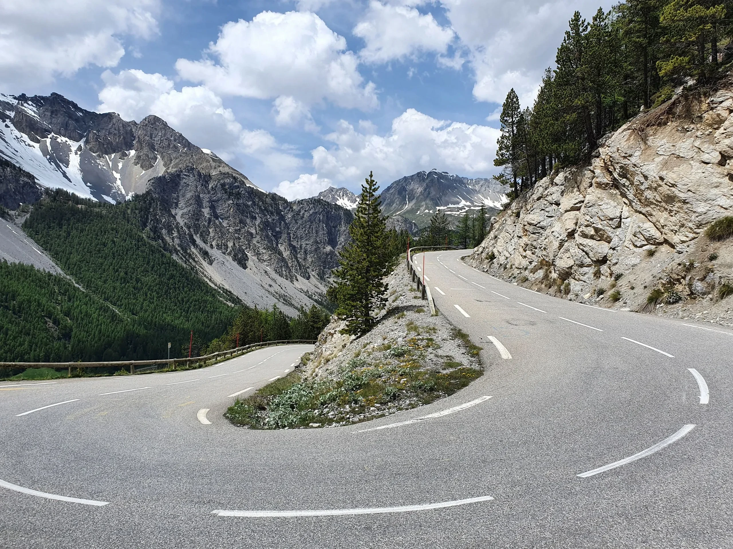 Route sinueuse en montagne, arbres et ciel, Hébergement Barcelonnette, Hôtel Gîte Mille100-47