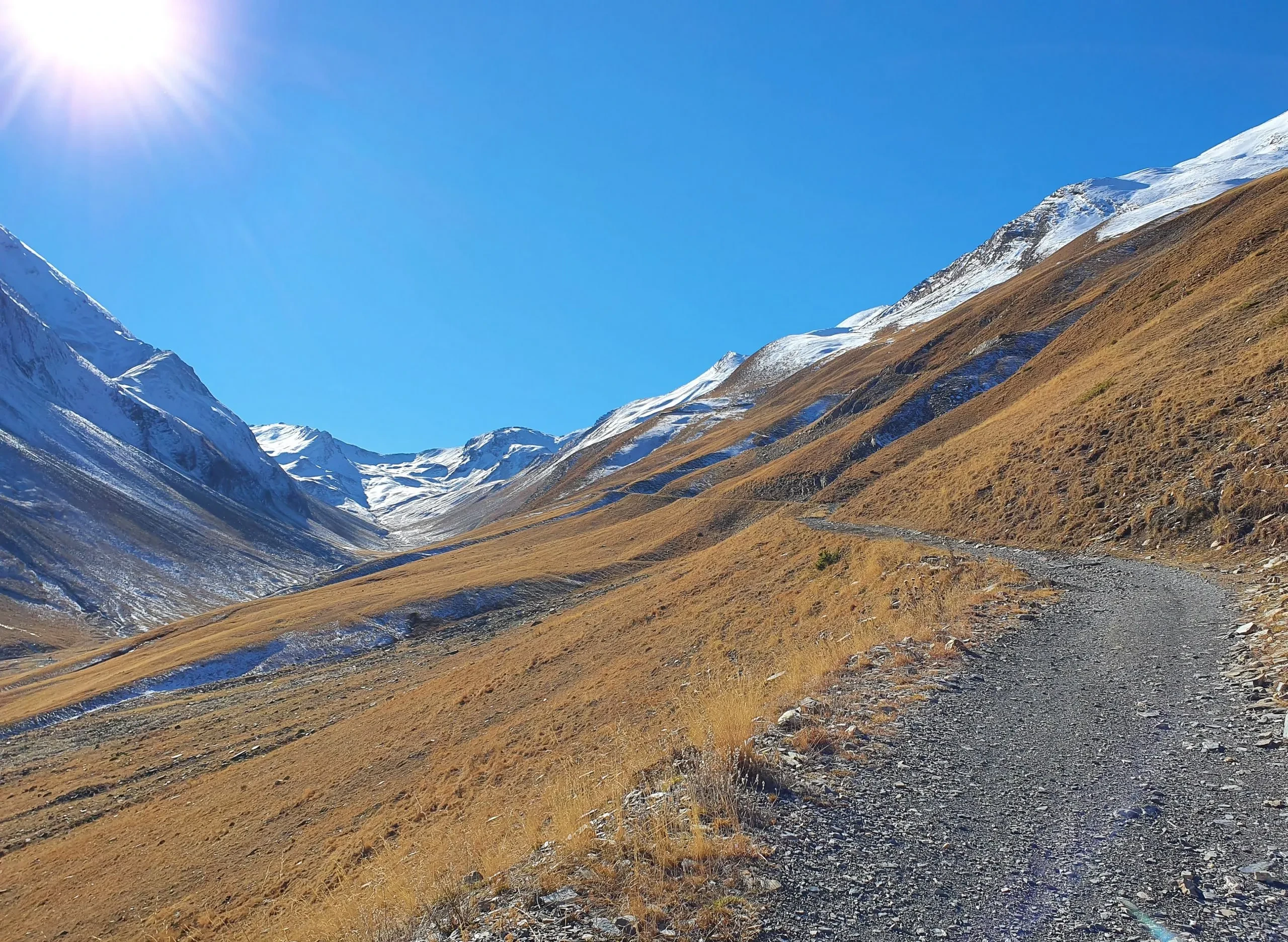 Paysage de montagne ensoleillé avec chemin, Hébergement Barcelonnette, Hôtel Gîte Mille100-47