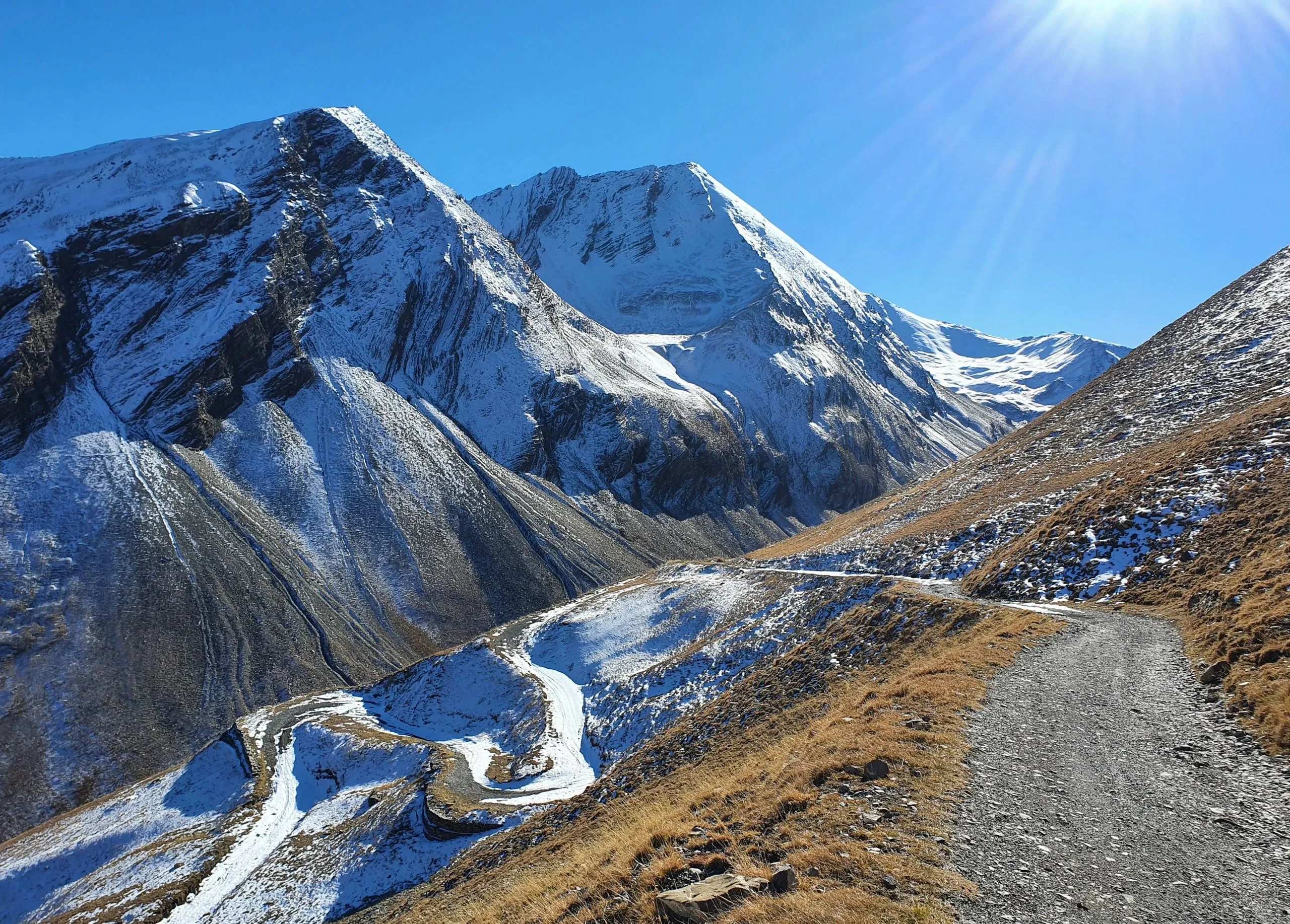 Chemin enneigé dans les montagnes sous un ciel bleu, Hébergement Barcelonnette, Hôtel Gîte Mille100-47.