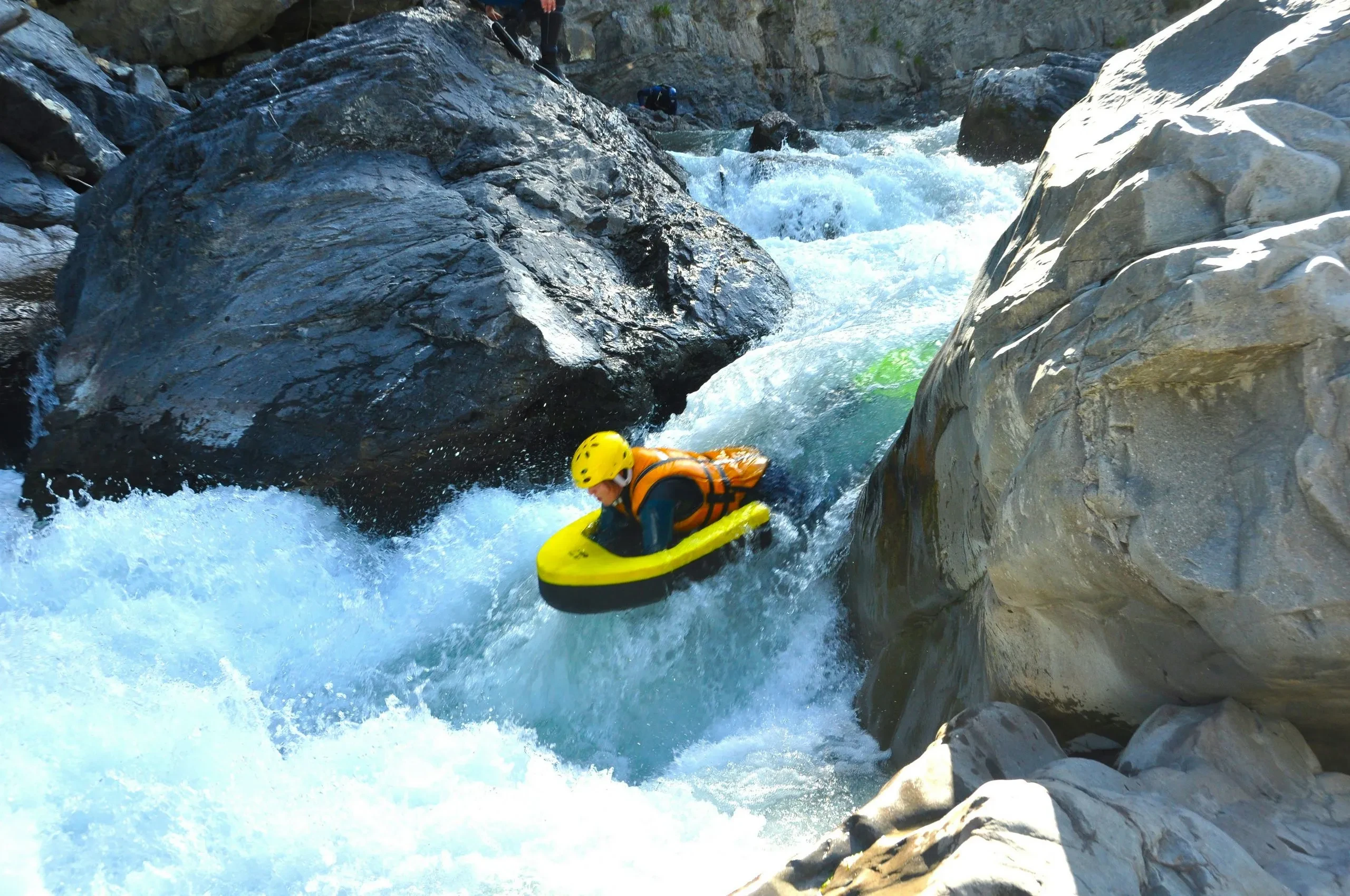 Homme pratique le hydrospeed en rivière rapide.
