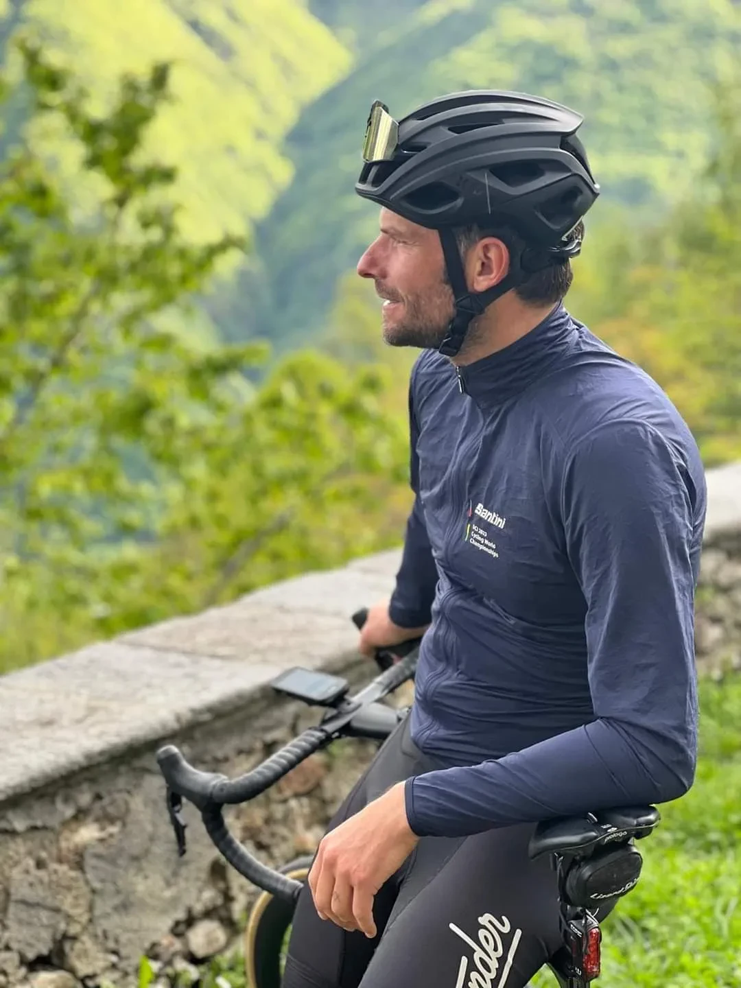 Vue de profil d'un cycliste pendant une pause, proche de l'hôtel Gîte Mille100-47