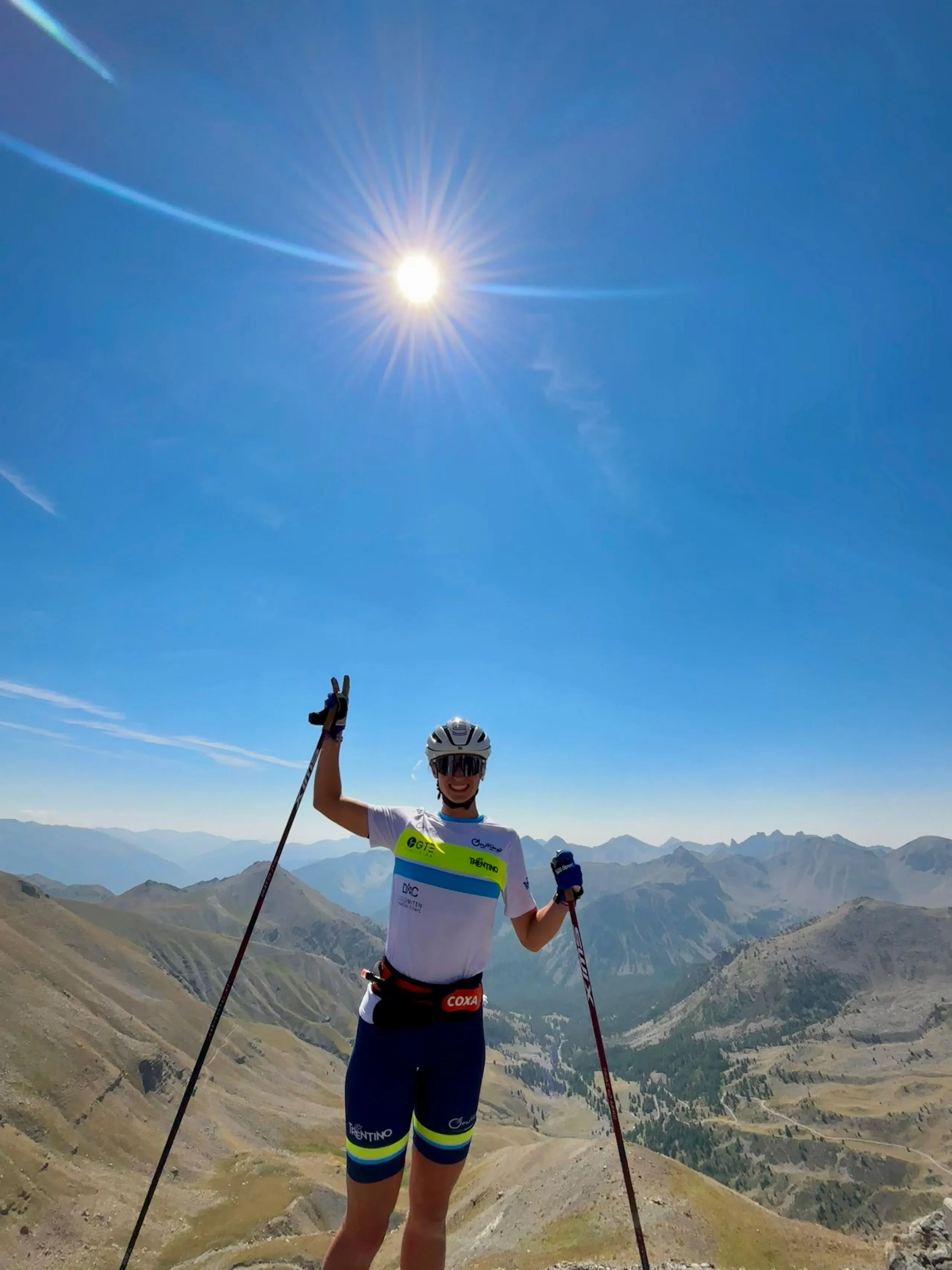 Personne en ski-roues sur sommet montagne ensoleillé.