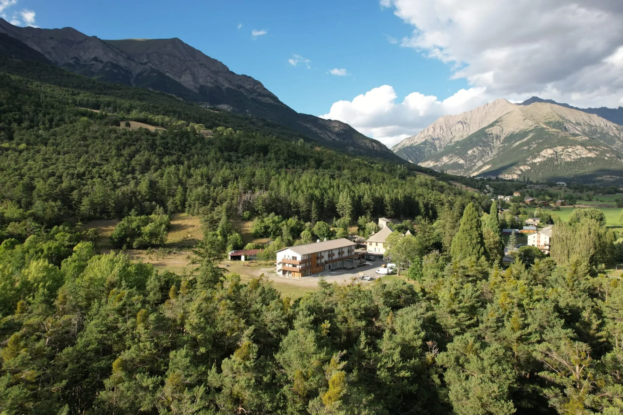 Paysage montagnard avec bâtiments et forêt