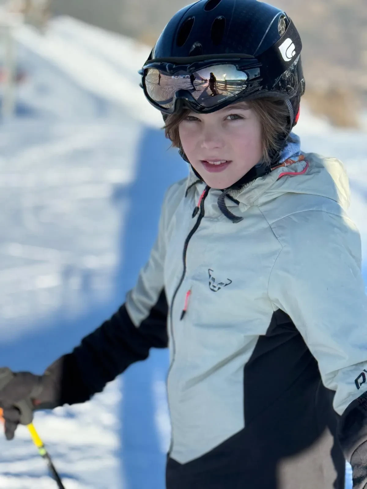 Enfant souriant, habillé pour le ski.
