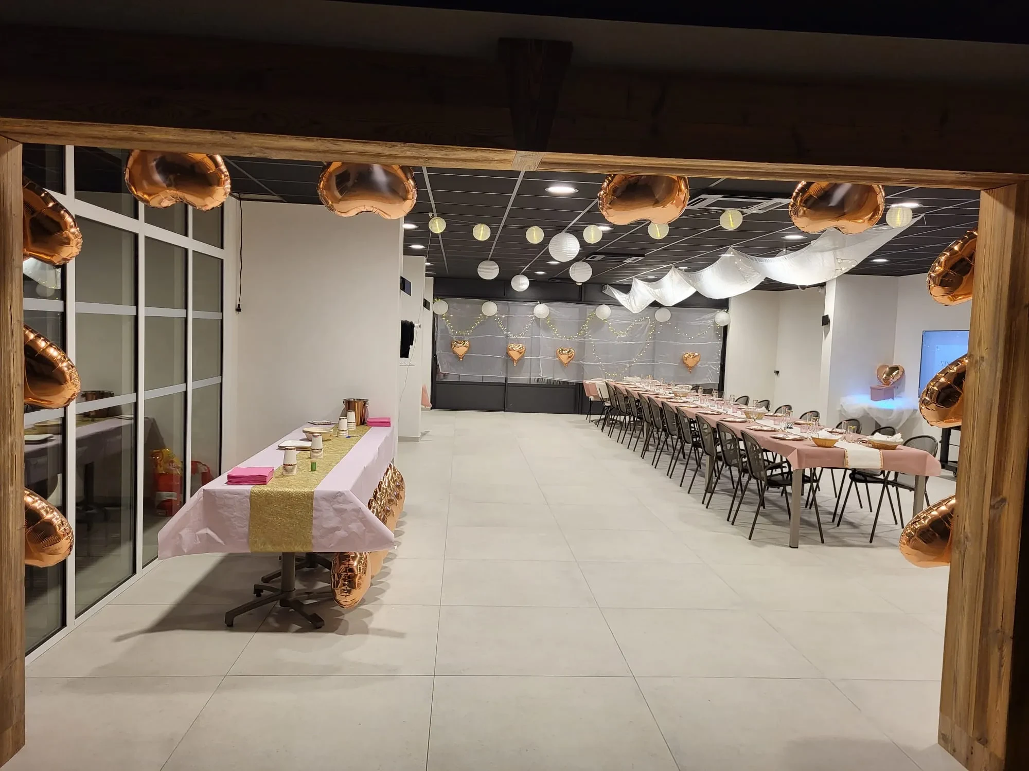 Salle décorée pour un événement festif